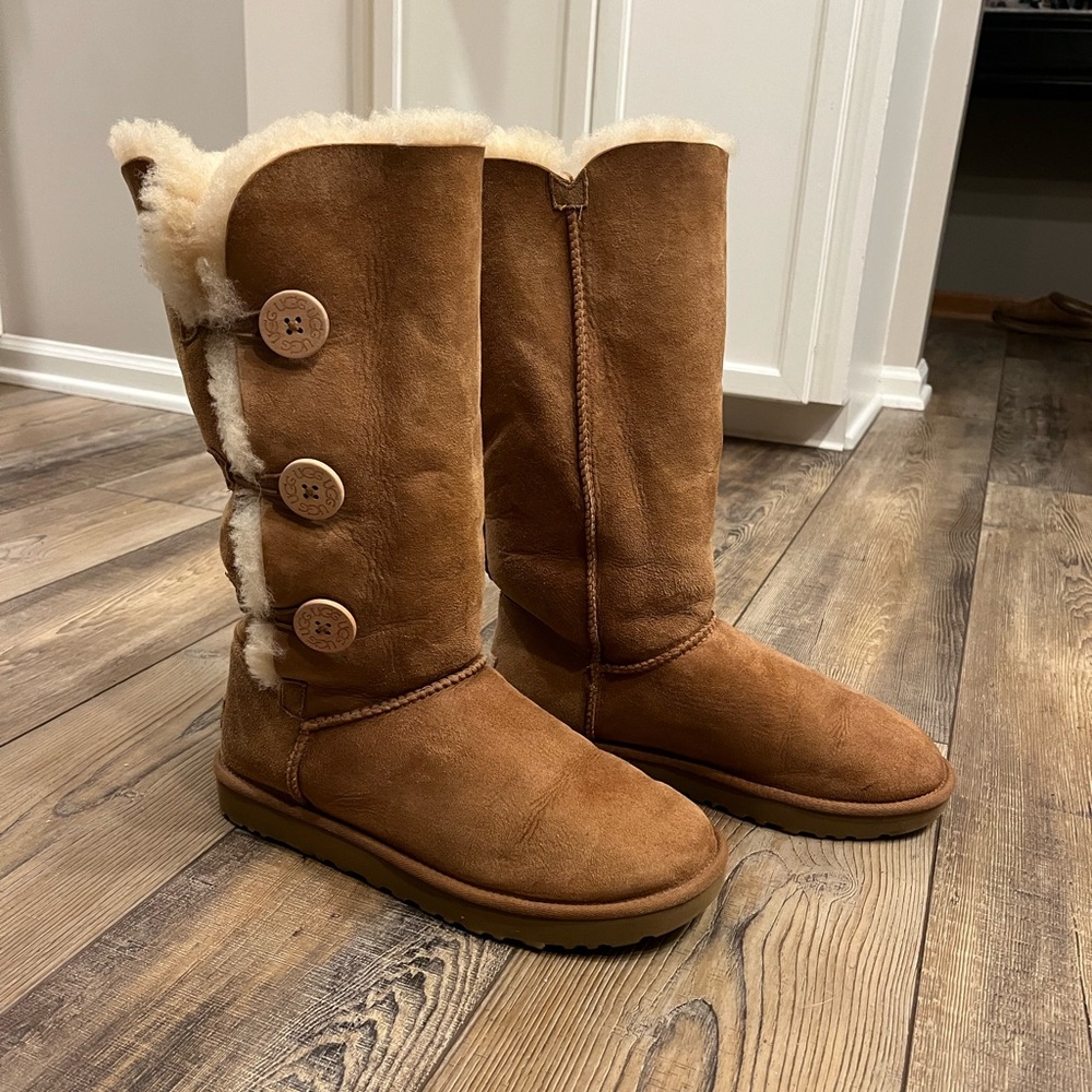 Great Condition Ugg Bailey Triple Button Tall Boo… - image 2